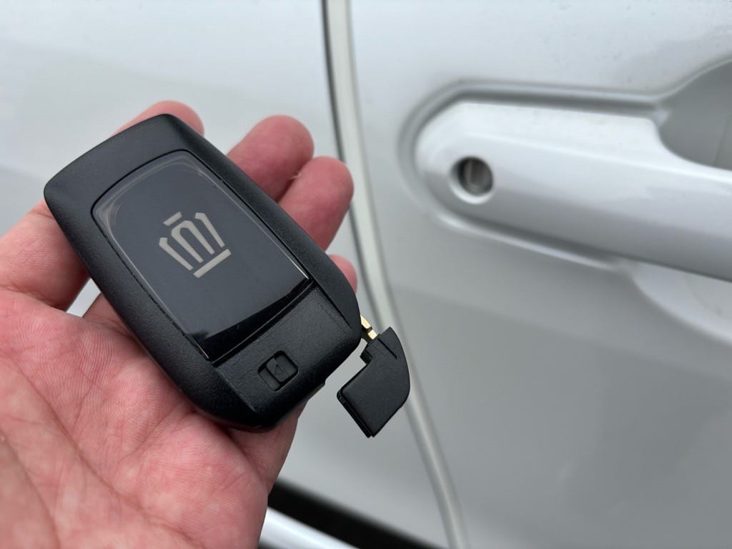 登録が完了したクラウンのスマートキーに作製したメカニカルキーを収納