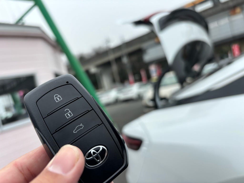 登録が完了したクラウンのスマートキーを手に持っている