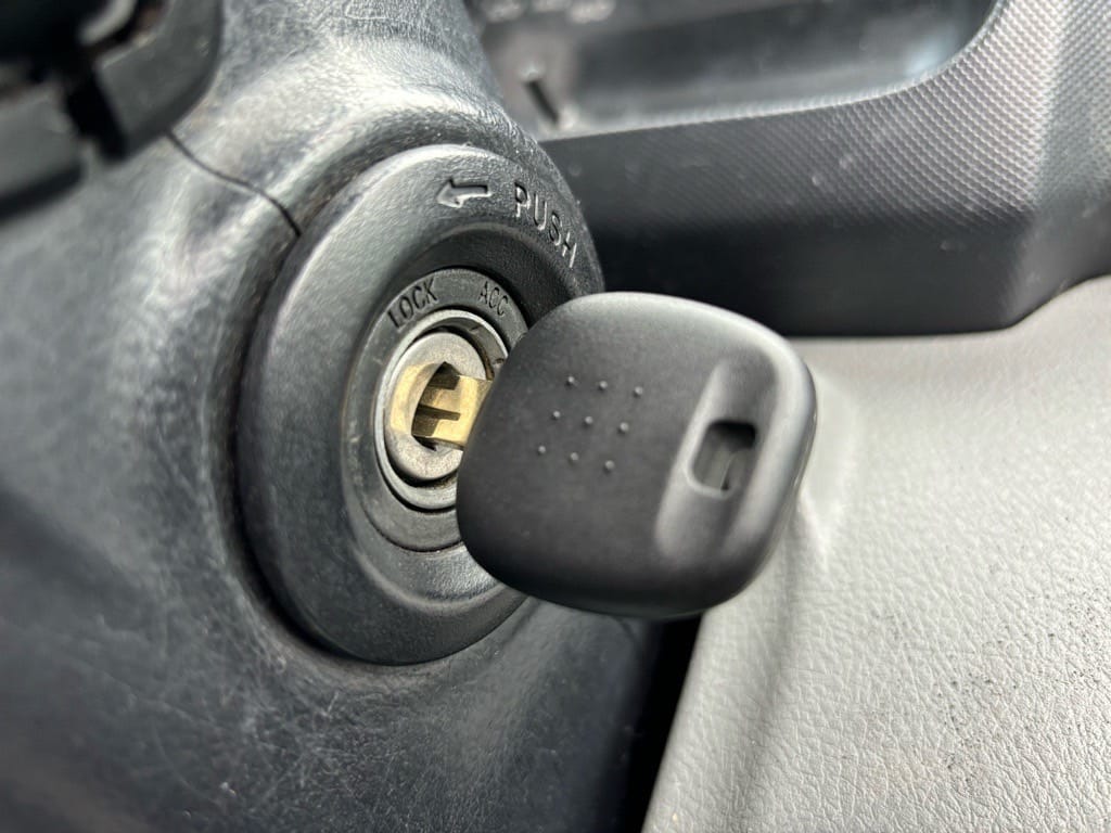 作製したTPスペアキーがダイナのイグニッションシリンダーにささっている