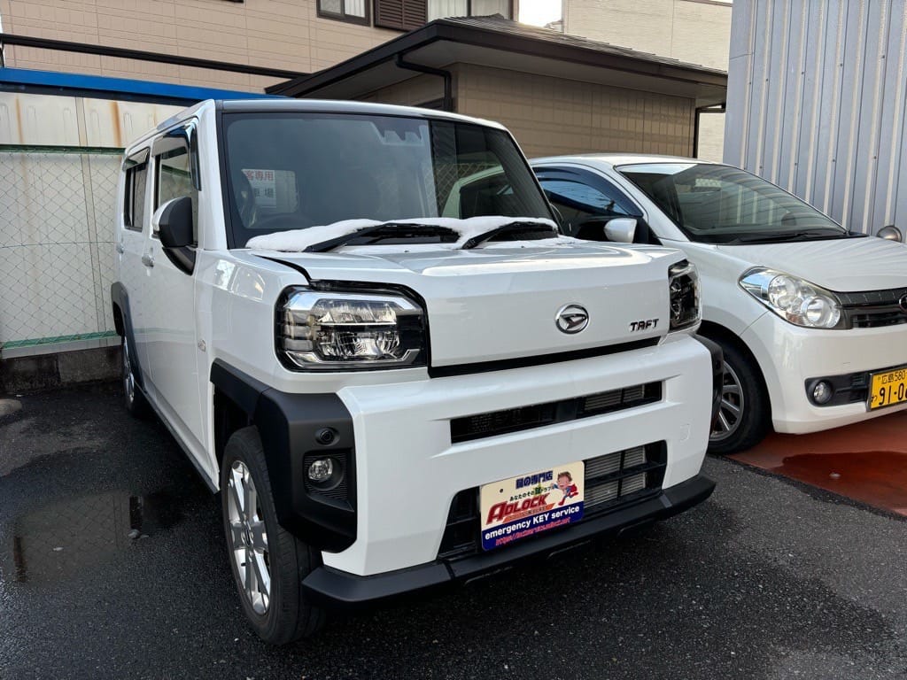 インロックが発生したダイハツ タフトLA910S 2021年式。こちらの車両ドアを解錠します