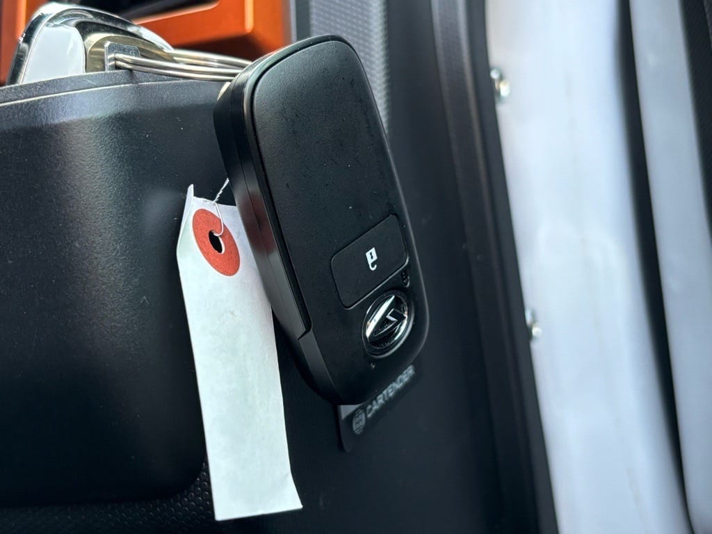 車内にスマートキーがあるのを発見