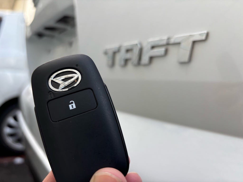 回収したタフトのキーフリーリモコンを手に持っている