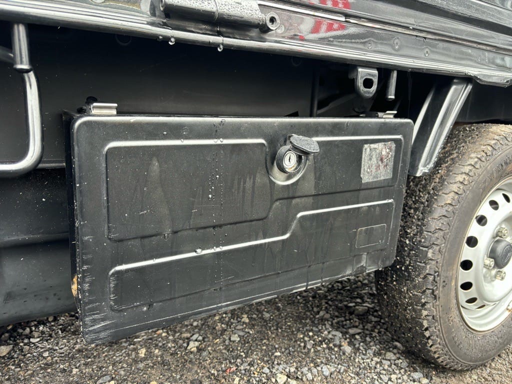 ハイゼットの車体側面にある工具箱。こちらの鍵を作製します