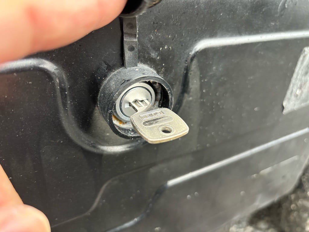 作製した鍵が工具箱のシリンダーにささっている