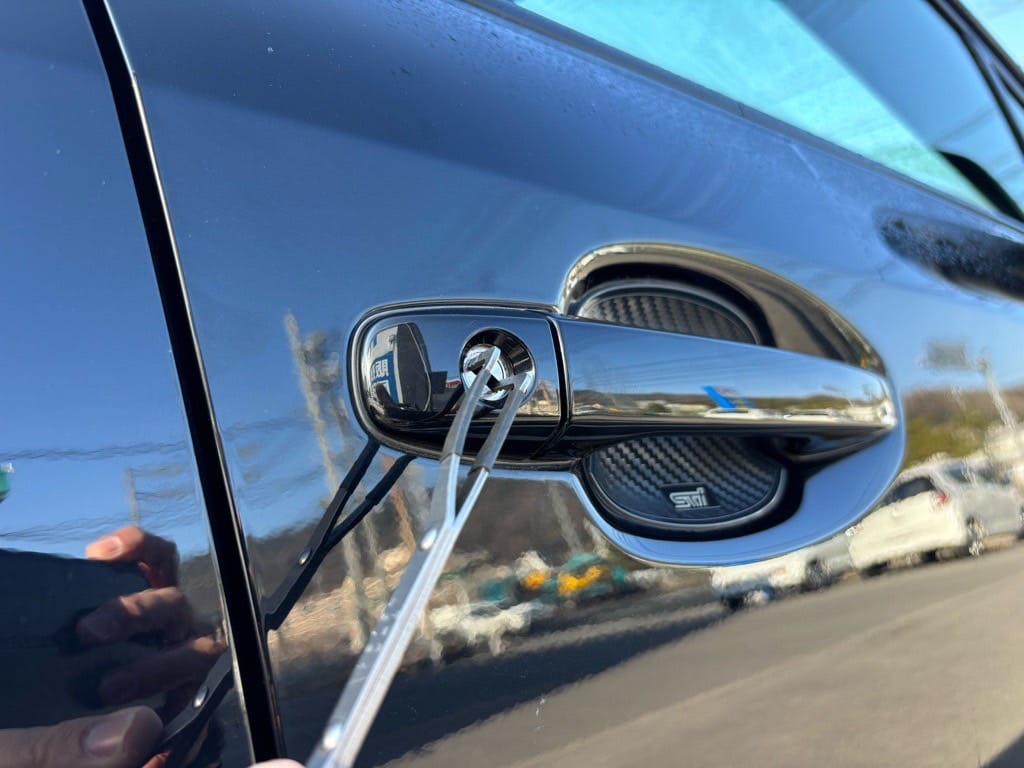 WRXの運転席ドアシリンダーをピッキングする様子