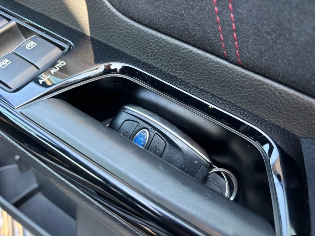 車内のドアポケットにスマートキーが置かれている