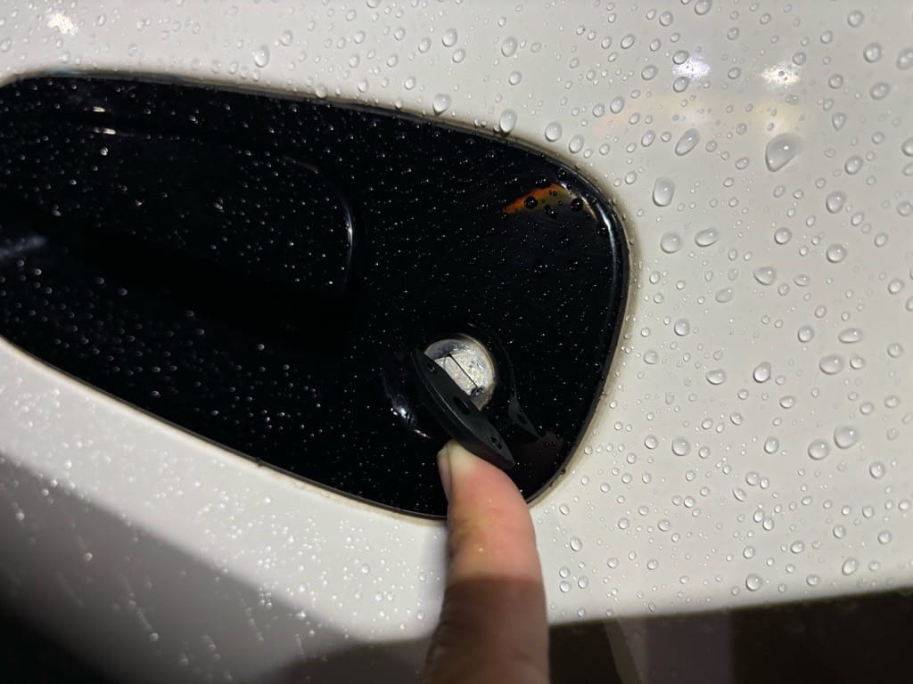 作製したメカニカルキーをチャレンジャーのドアシリンダーにさしている