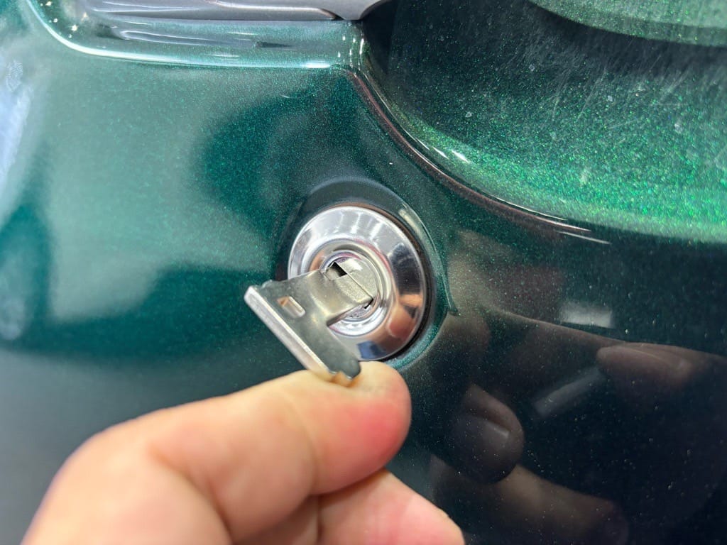 作製したメカニカルキーがコペンのドアシリンダーにささっている