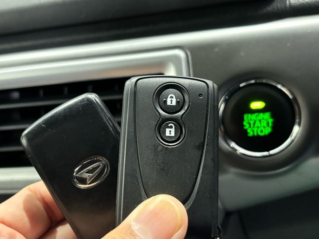 コペンのキーフリーリモコン2個をスタートボタンの前で持っている