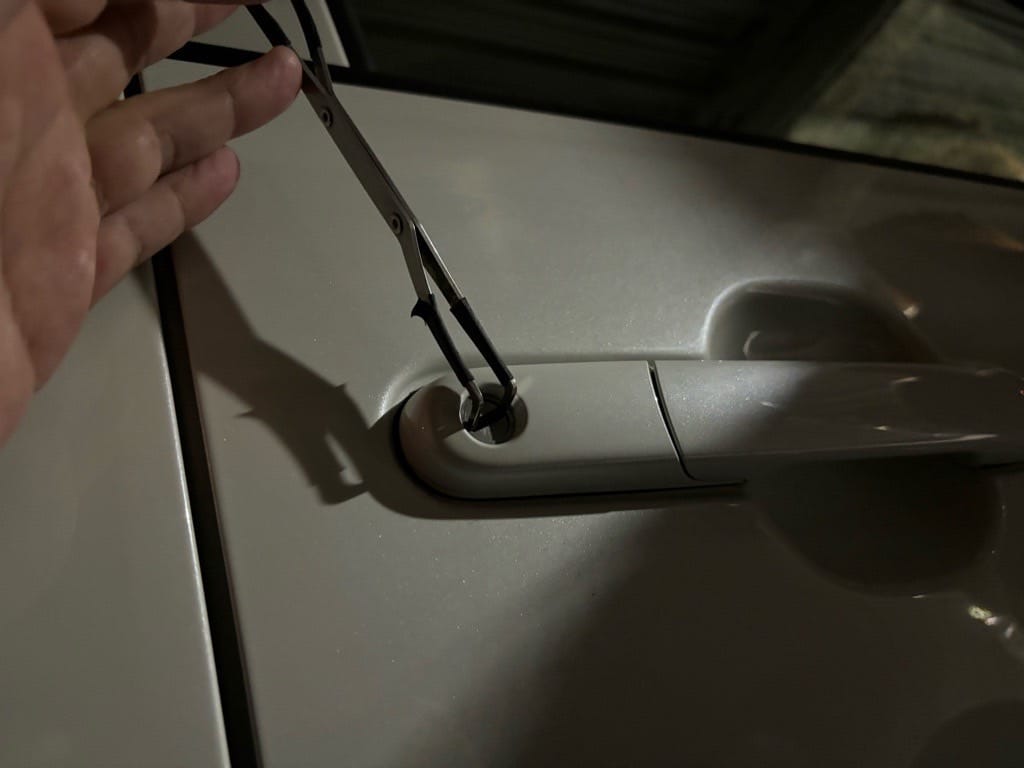 ワゴンRの運転席ドアシリンダーをピッキングする様子