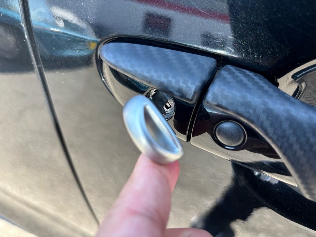 作製したメカニカルキーをMAZDA２のドアシリンダーにさしている