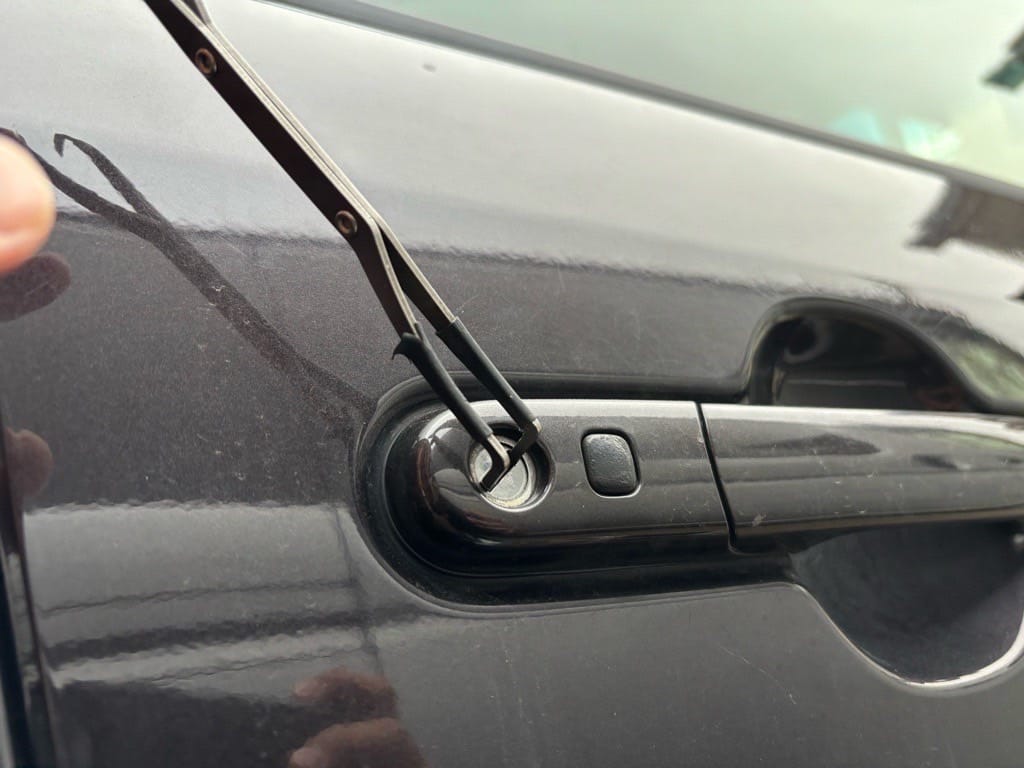 モコの運転席ドアシリンダーをピッキングする様子