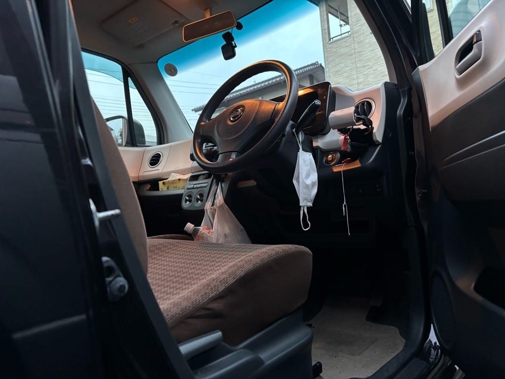 開いたモコの運転席ドア