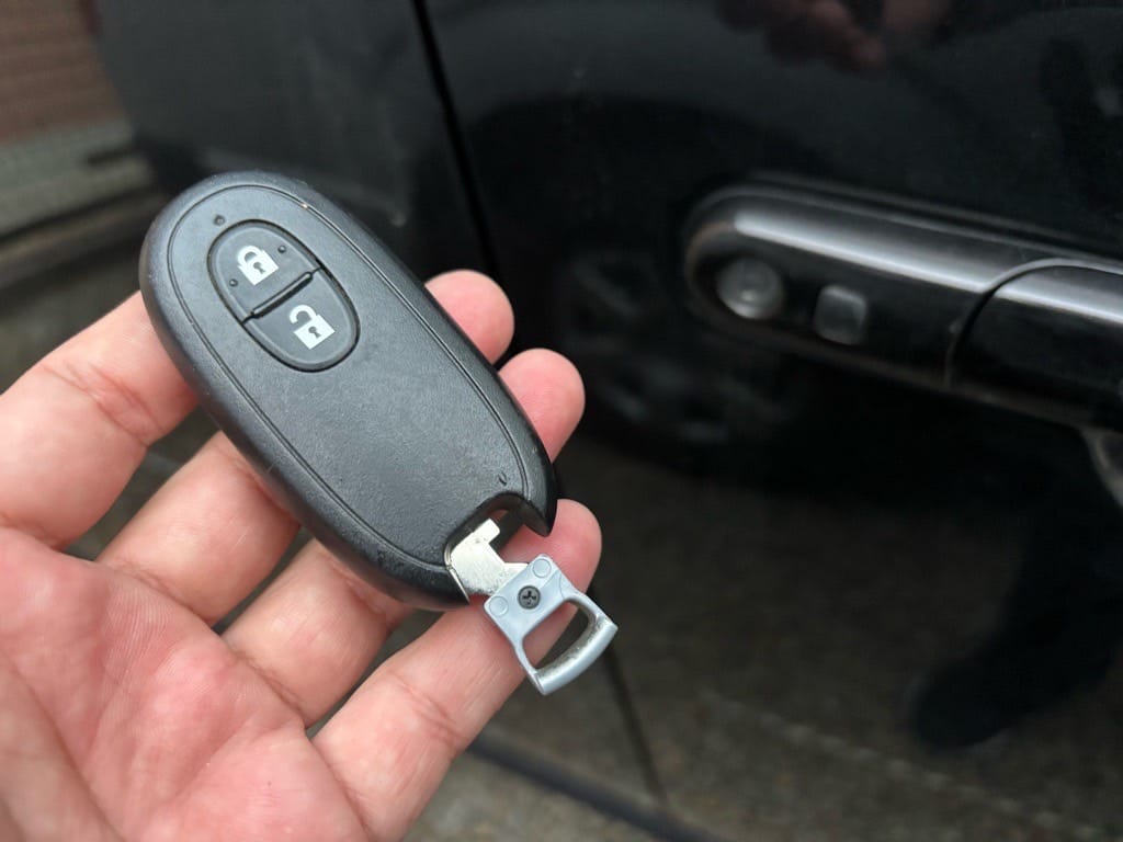 スマートキーにメカニカルキーを収納