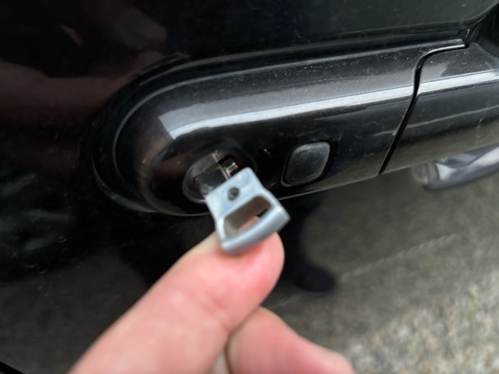 作製したメカニカルキーをモコのドアシリンダーにさしている