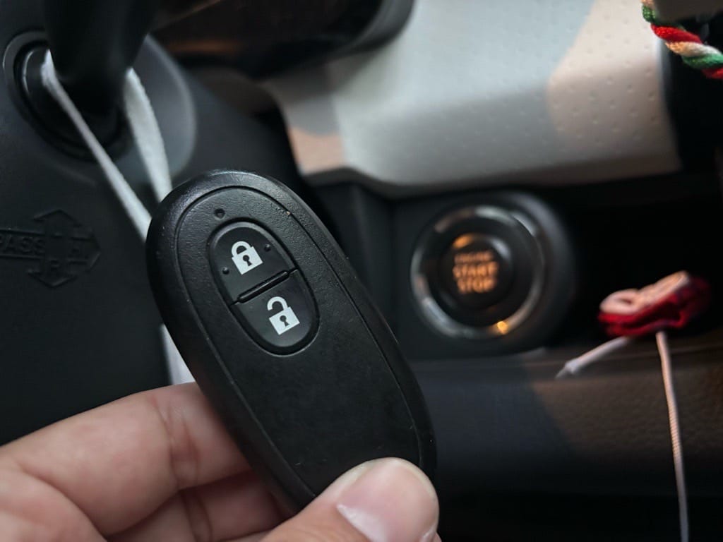 スマートキー登録完了。スタートボタンの前でスマートキーを持っている