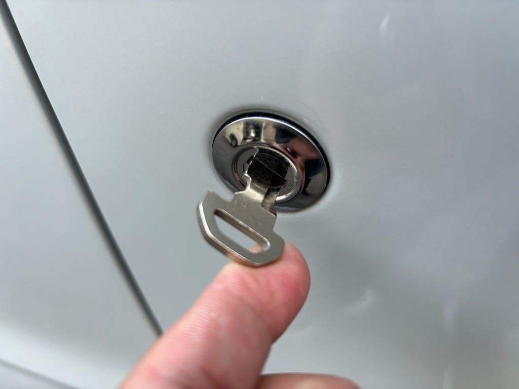 作製したメカニカルキーをワゴンRのドアシリンダーにさしている