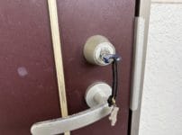 トラブルが発生した玄関ドア。オプナス社のキーシリンダーに鍵がささっている