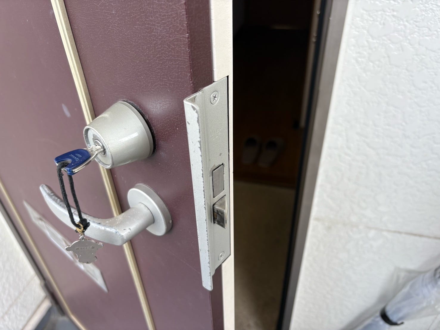 少し開いたドア