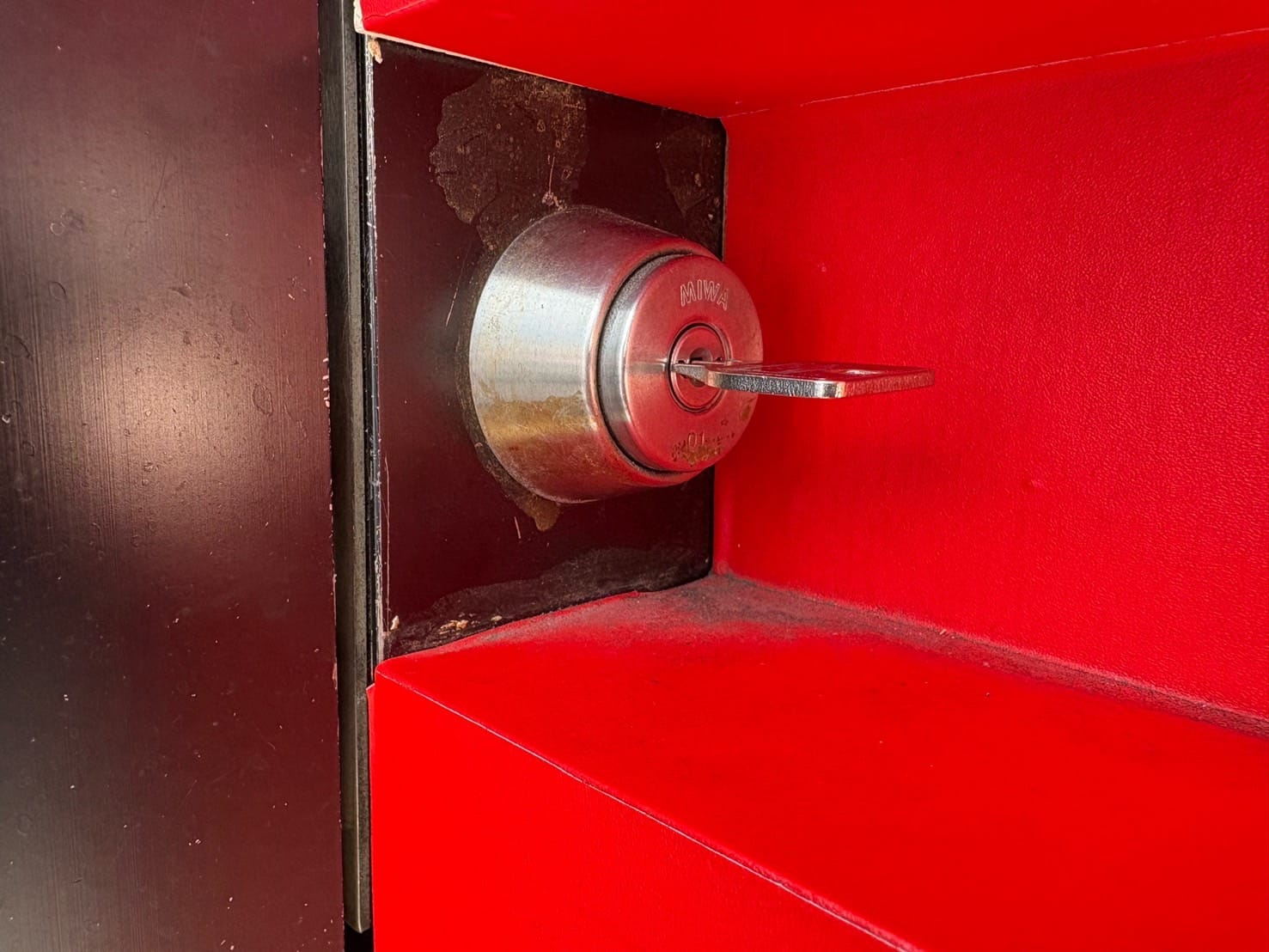 MIWA社のU9シリンダーに鍵がささっている
