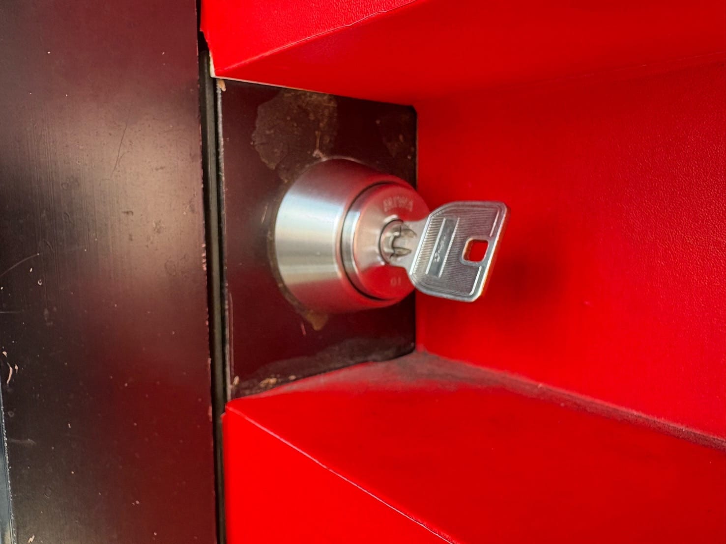 新たに交換したキーシリンダーに鍵がささっている