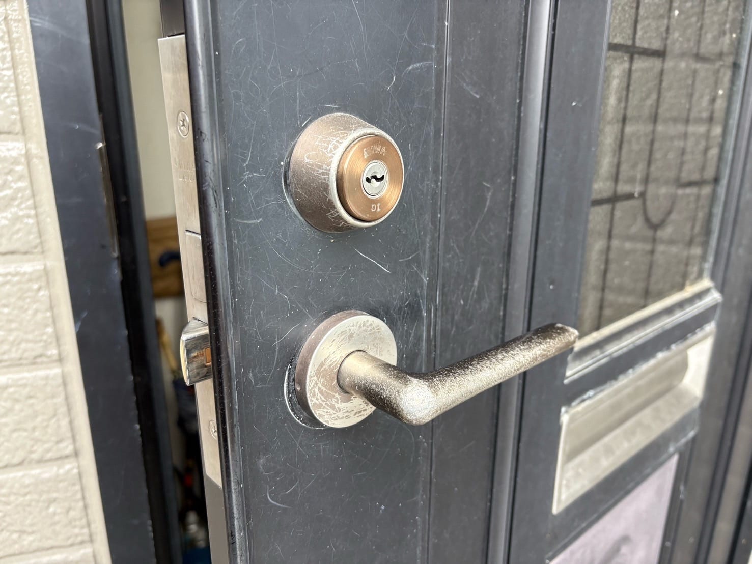 アパートの玄関ドア。こちらのレバーハンドルを交換します