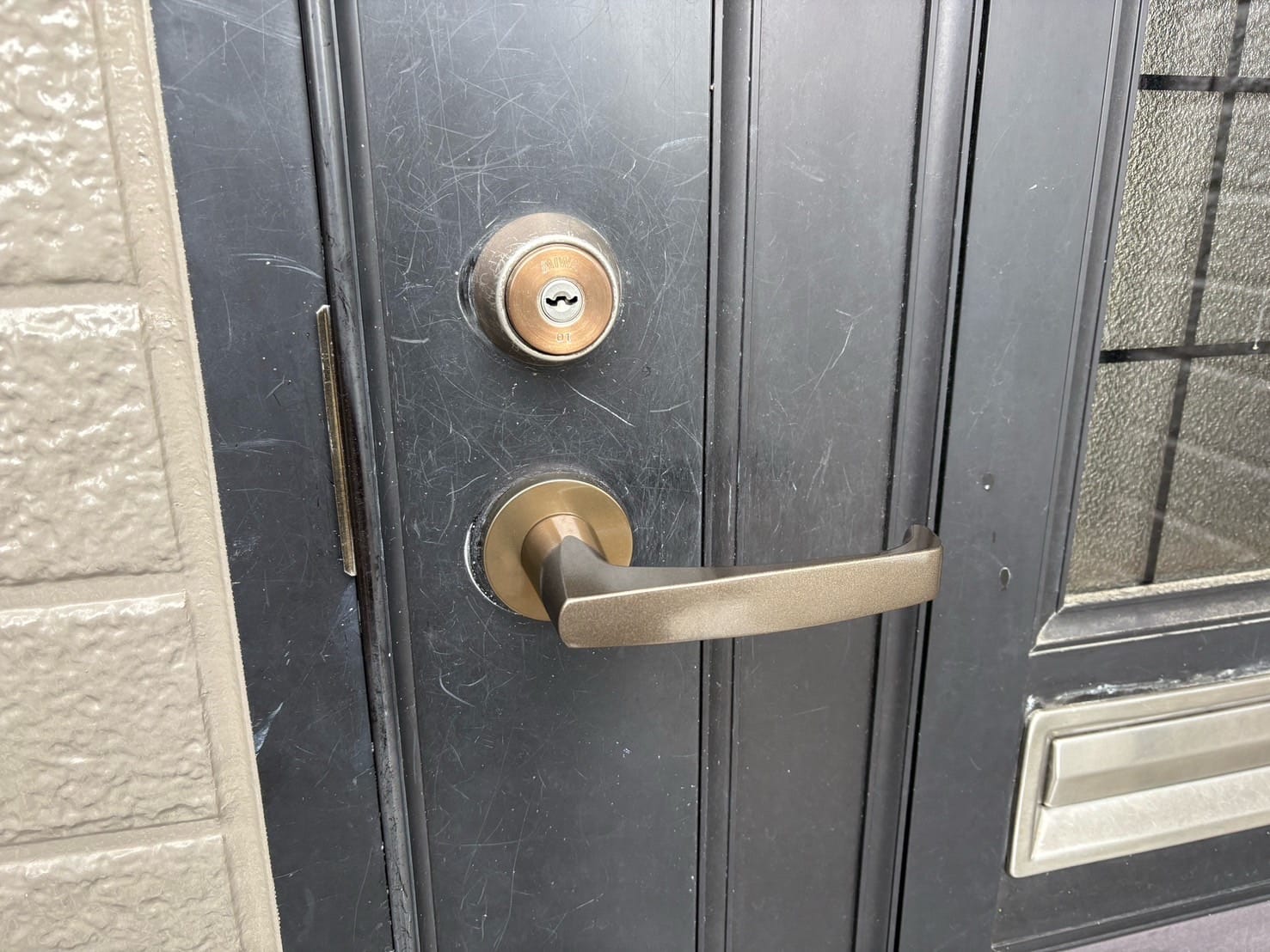 玄関ドアには新しく取り付けたレバーハンドルがついている