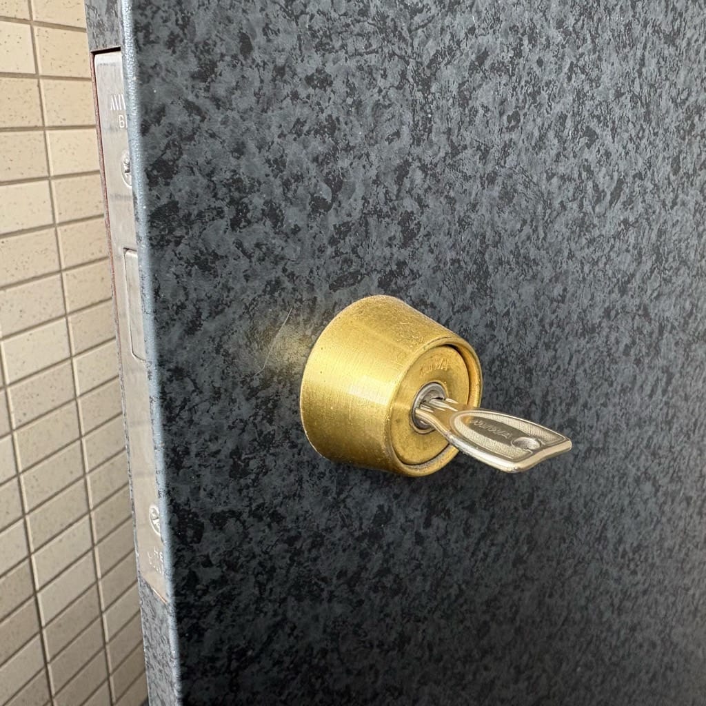 玄関ドアに取り付けられたMIWAのPRディンプルシリンダーに鍵がささっている