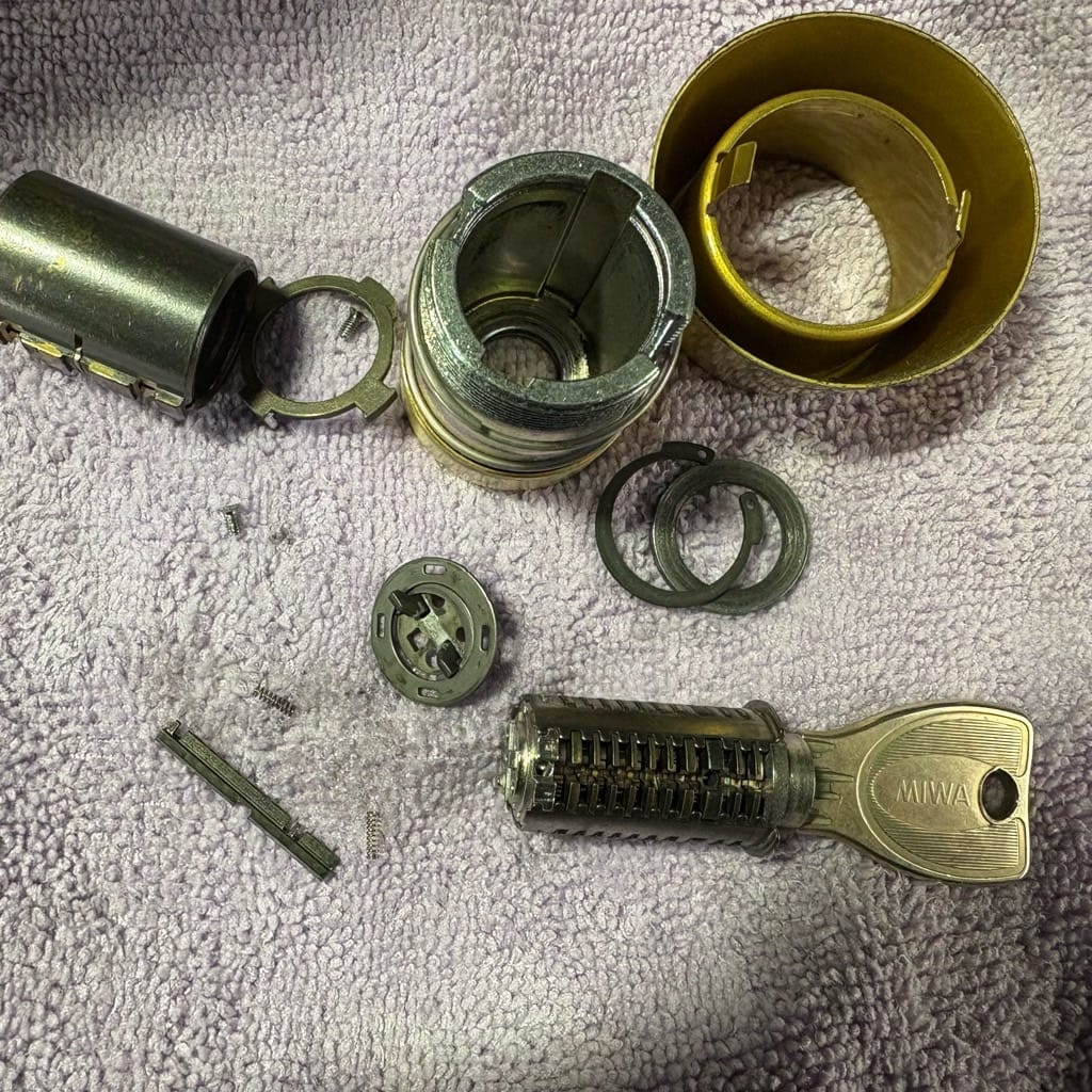 分解されたキーシリンダー