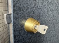 修理が完了し、ドアに取り付けられたキーシリンダー