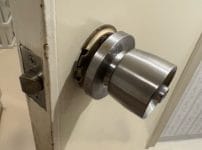 円筒錠が付いているトイレのドア