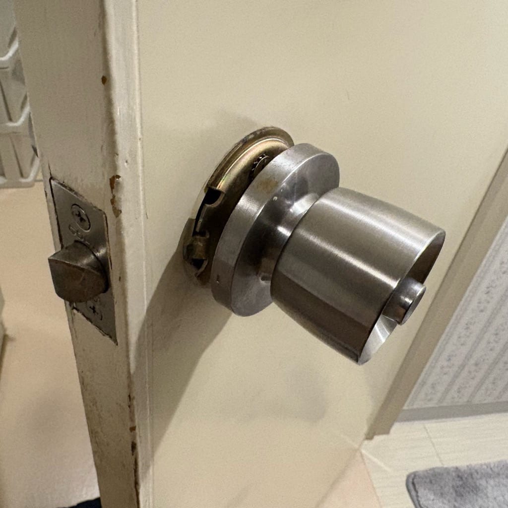 円筒錠が付いているトイレのドア