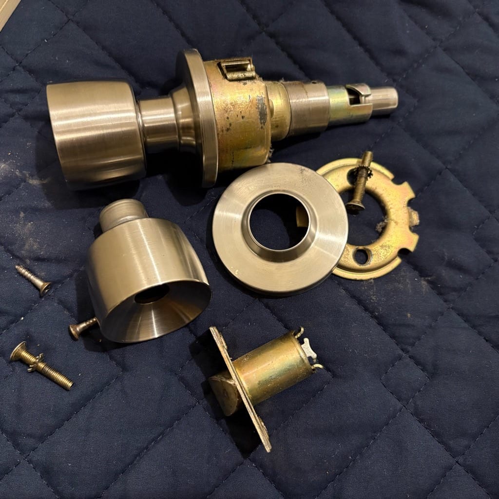 取り外し分解した錠前