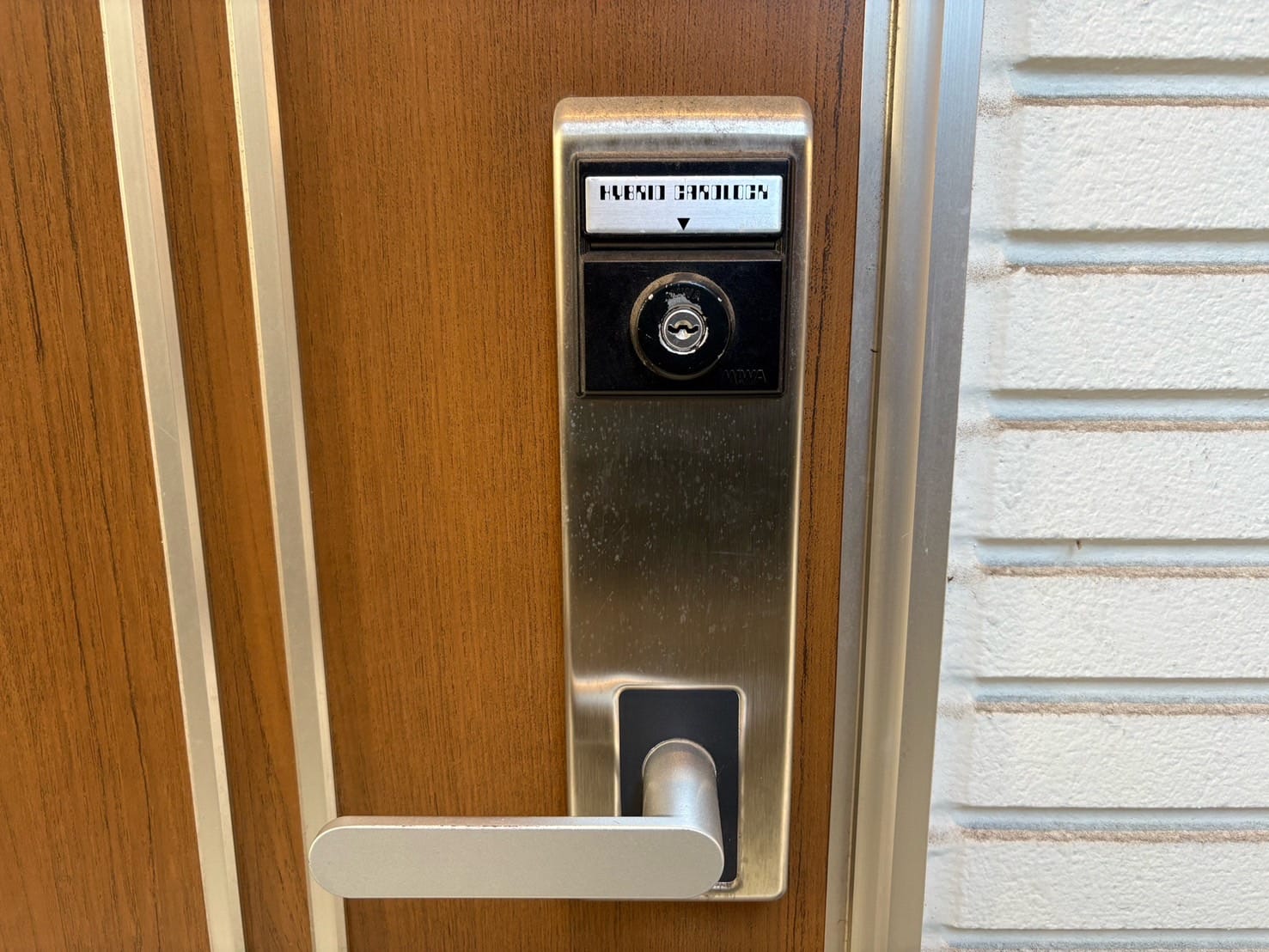 玄関ドアにはカードキー錠が取り付けられている