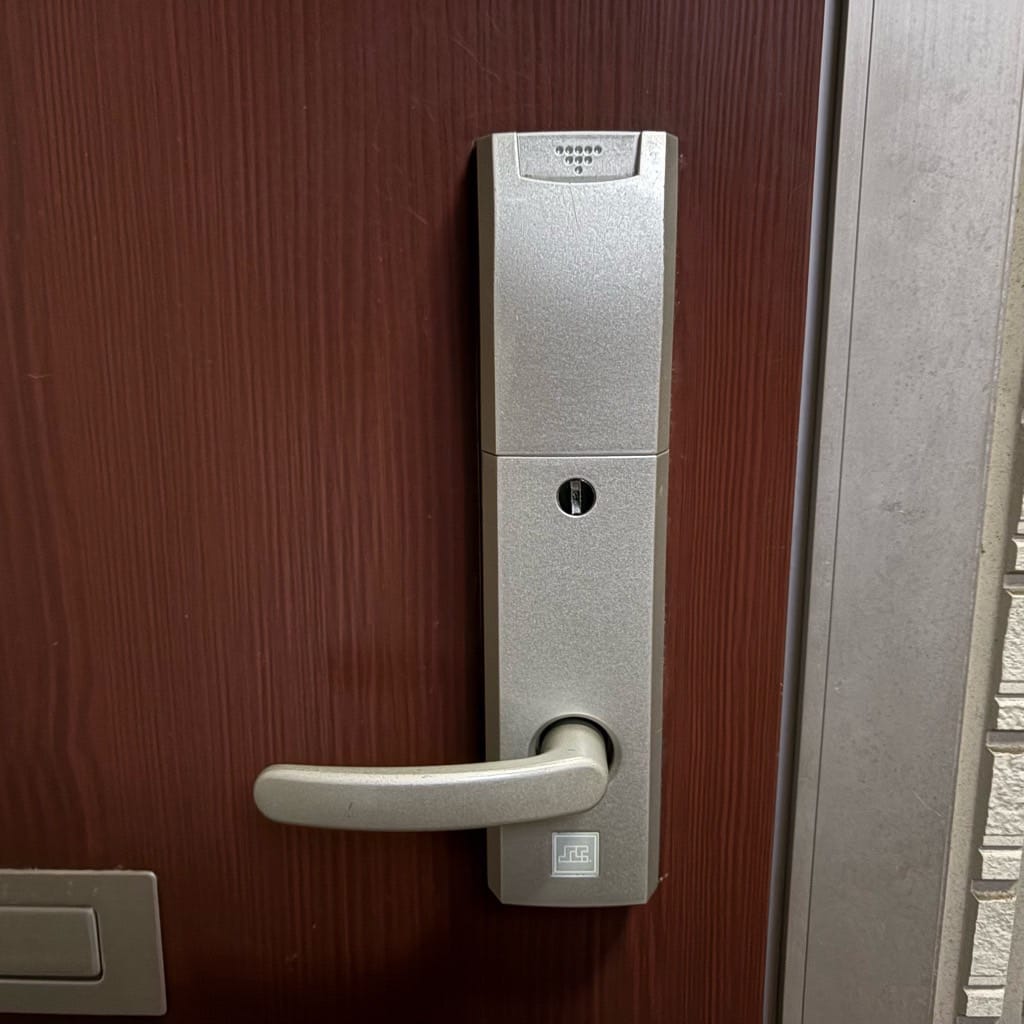 玄関ドアにはシャーロック3のカードキー錠がついています