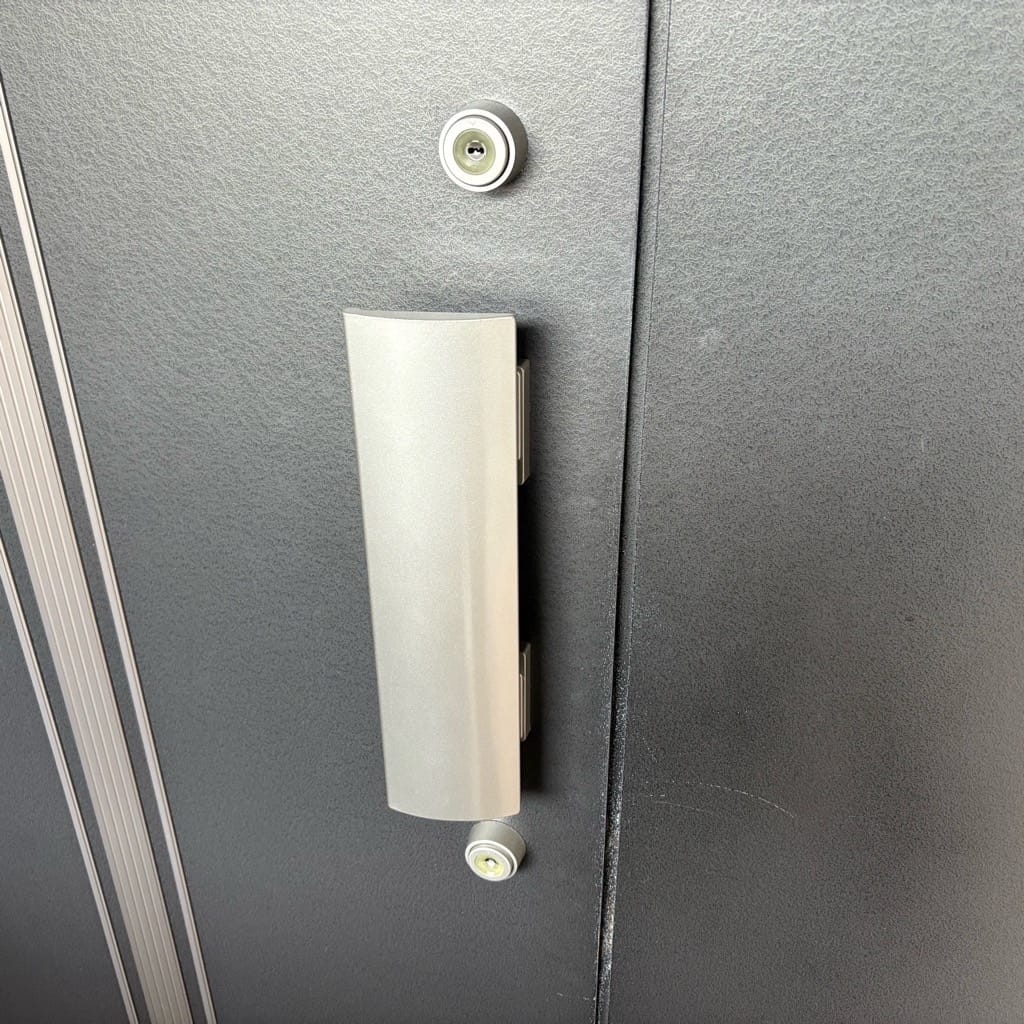 玄関ドアにはシリンダーが2つ付いている