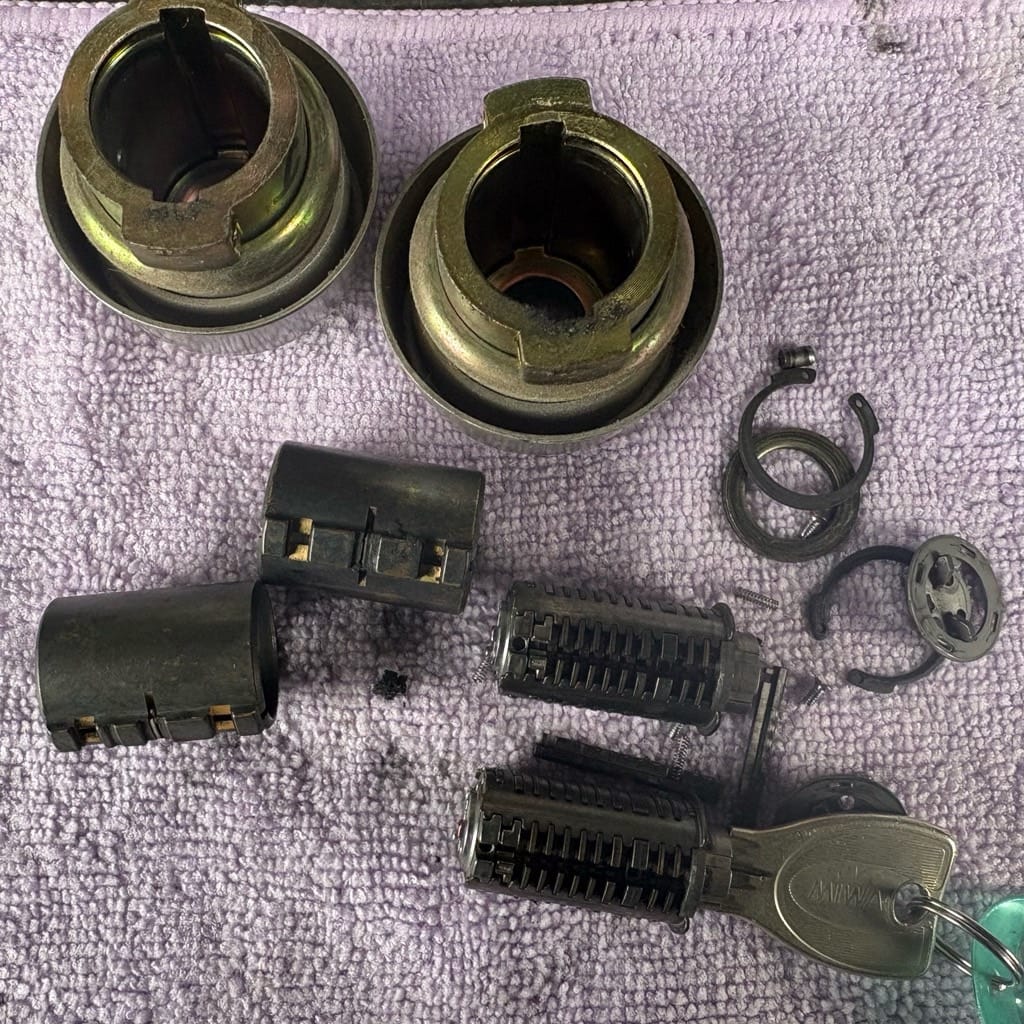 取り外して分解した2つのシリンダー