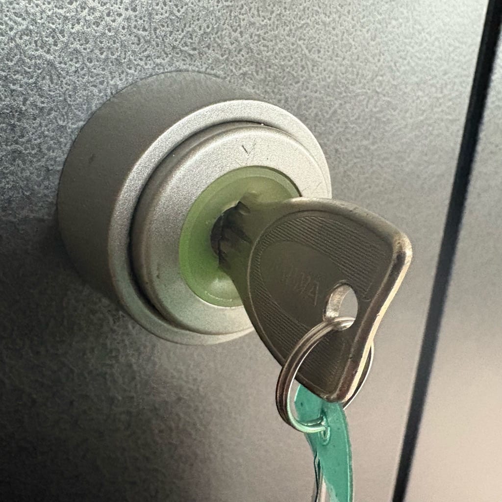 取り付けたシリンダーに鍵がささっている