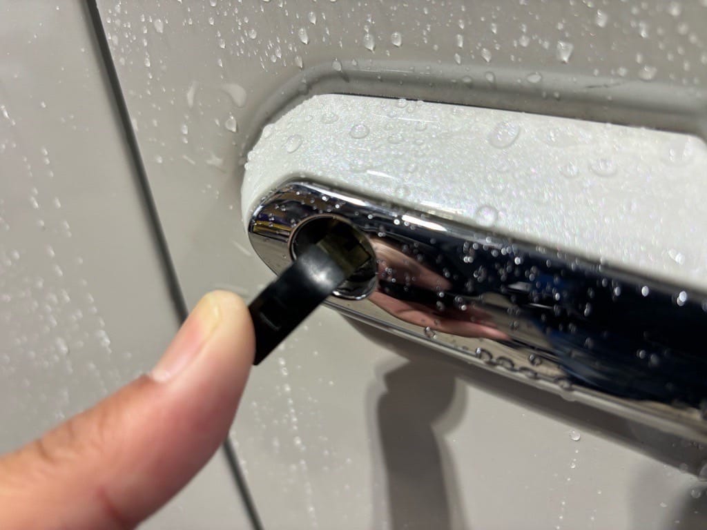 作製したメカニカルキーをRAV4のドアシリンダーにさしている