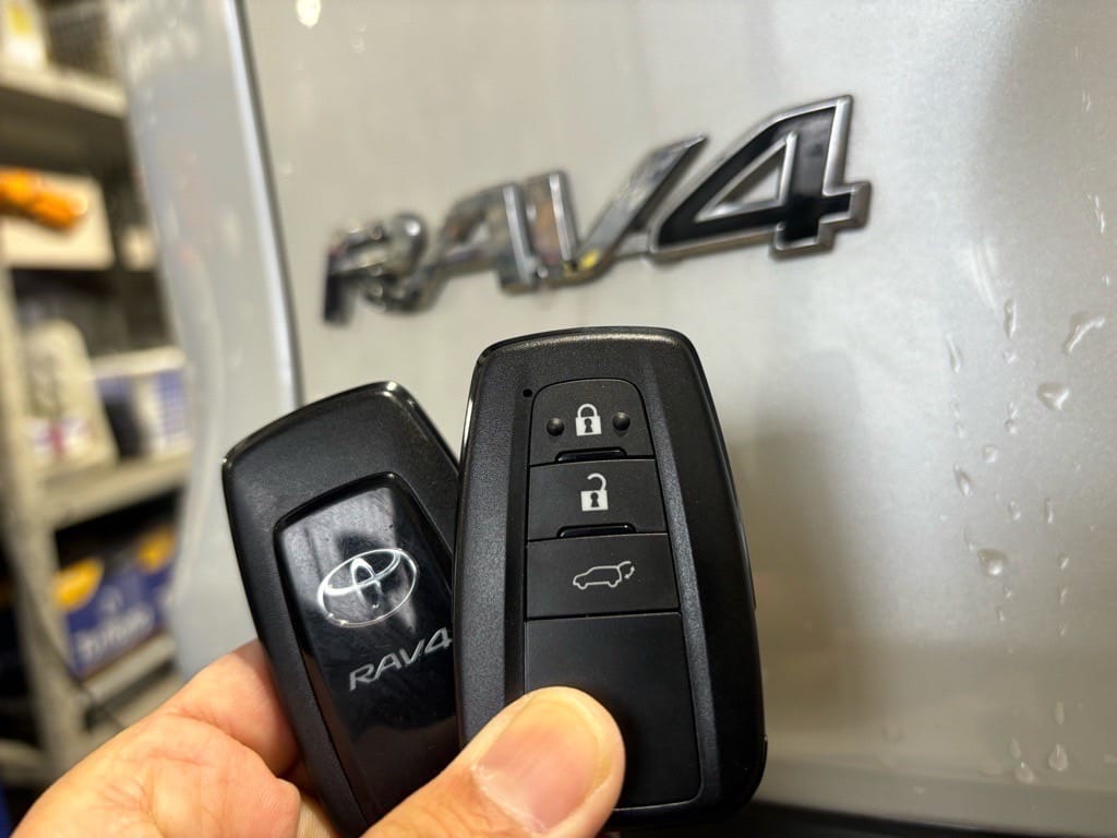 RAV4の既存キーと今回作製したスペアのスマートキー