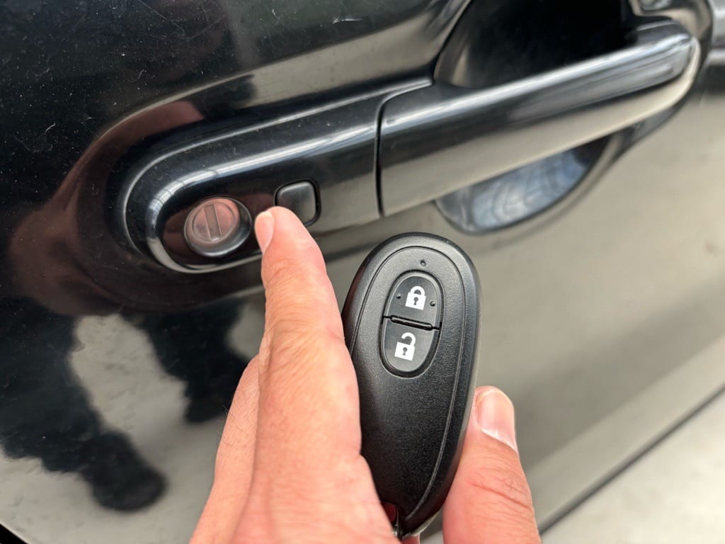 登録したスマートキーを手に持っている