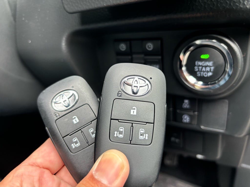 登録が完了したルーミーのキーフリーリモコン2個をスタートボタンの前で持っている