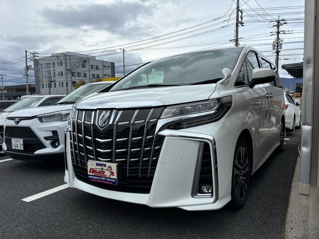 トヨタ アルファードAGH30 2022年式。こちらの車両の鍵を作製します