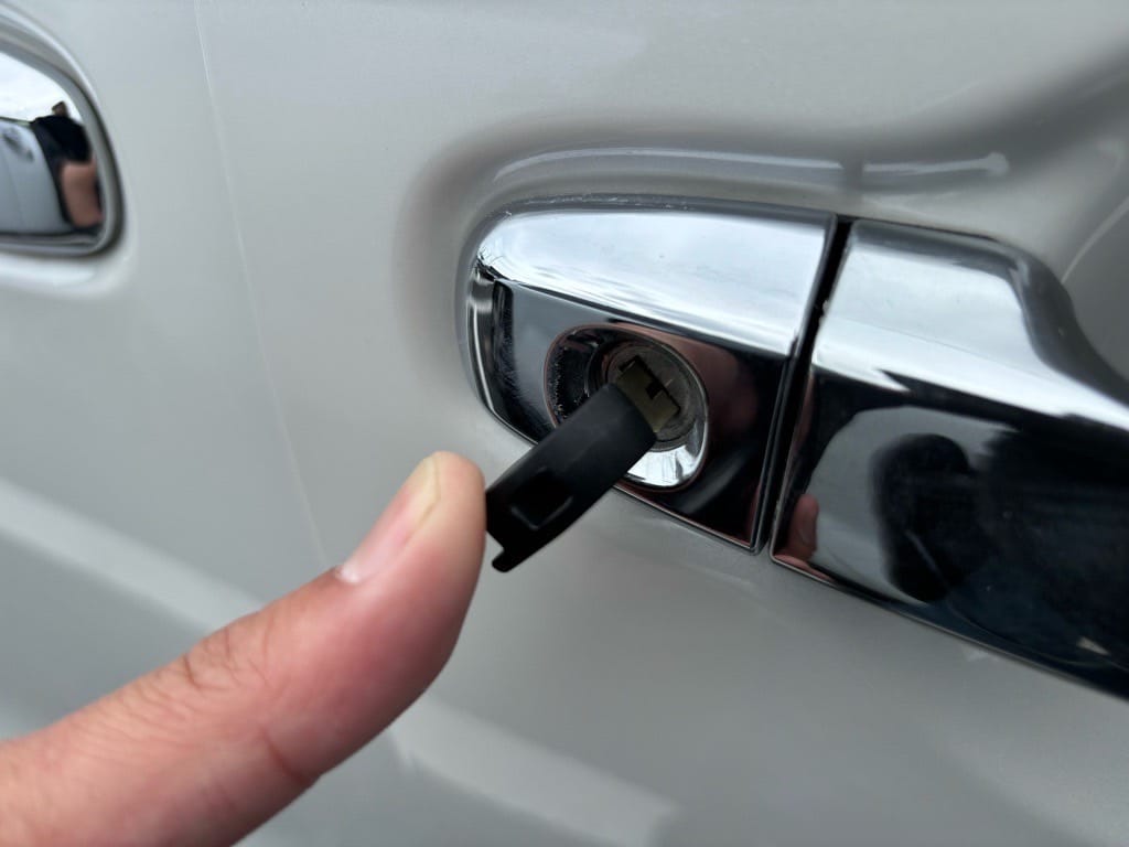 作製したメカニカルキーをアルファードのドアシリンダーにさしている