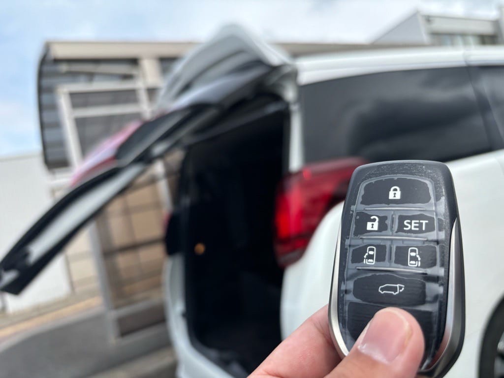 登録したスマートキーでアルファードのバックドアを開ける