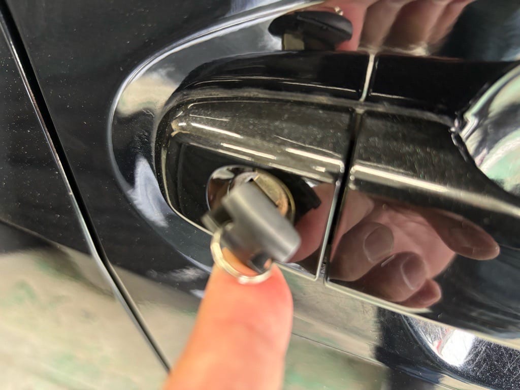 インプレッサのドアシリンダーに作製したメカニカルキーをさしている