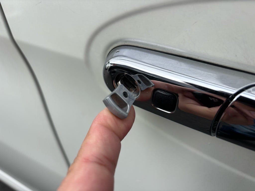 作製したメカニカルキーをスペーシアのドアシリンダーにさしている