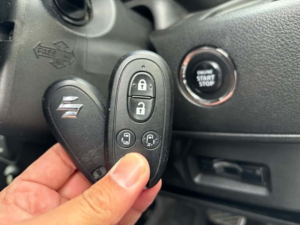 登録が完了したスペーシアのスマートキー２個をスタートボタンの前で持っている