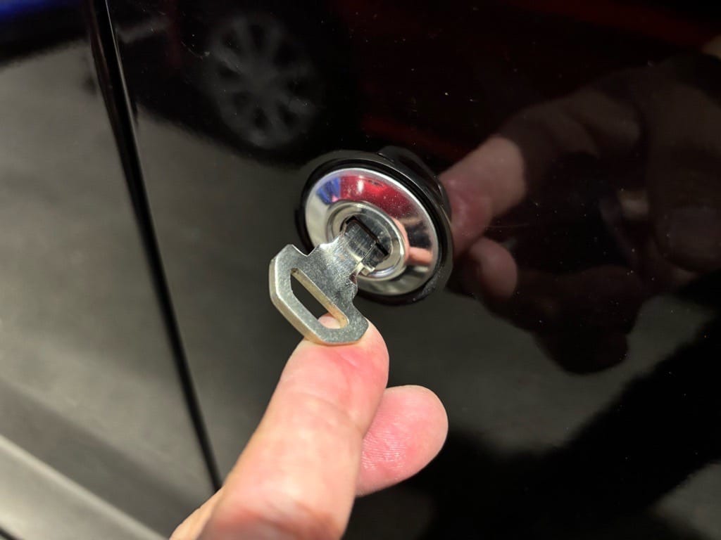 作製したワゴンRのメカニカルキーをドアシリンダーに挿している