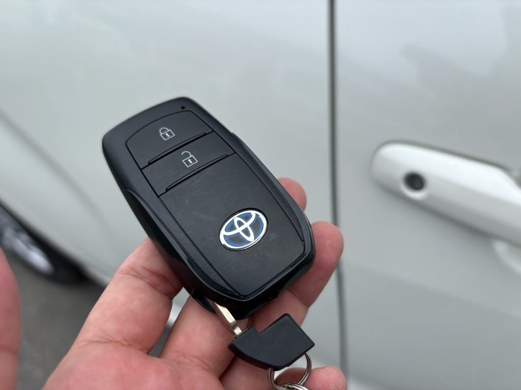 登録が完了したヤリスのスマートキーに作製したメカニカルキーを収納